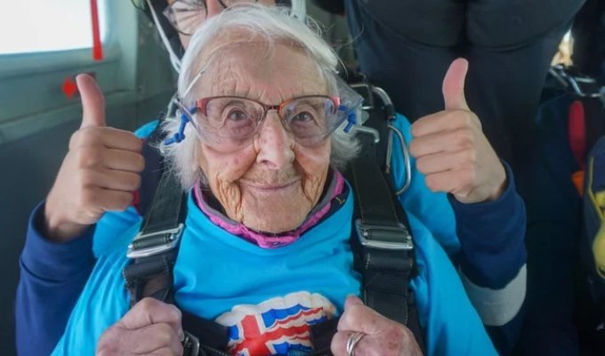 102-year-old British woman jumped with a parachute on her birthday (2 photos + 1 video)