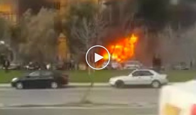 В Баку 9-ти этажное здание вспыхнула за полминуты