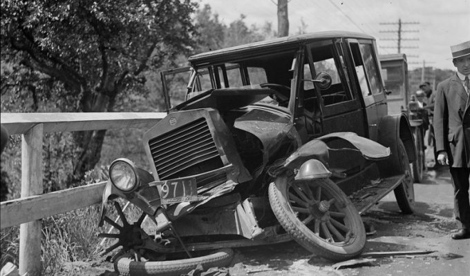 Автомобильные аварии, 80 лет назад (20 фото)