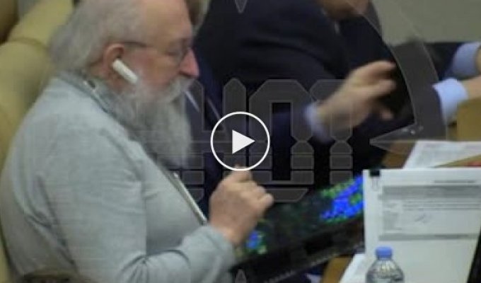 Анатолий Вассерман лопает шары в Госдуме в перерывах между пропагандой за трибуной