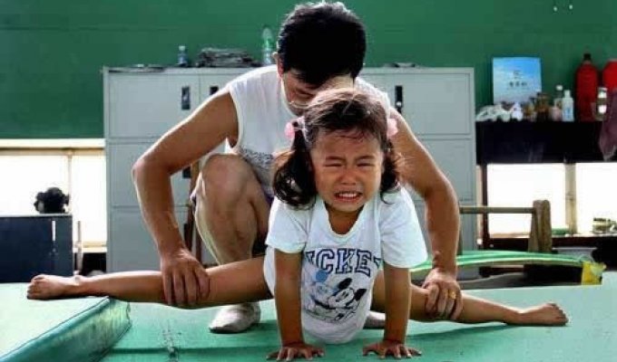Китайская детская гимнастика -как то детей даже жаль! (2 фото)