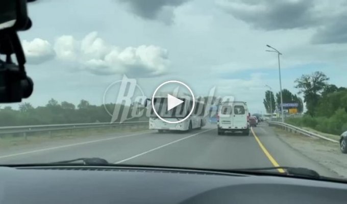 Колонна эвакуационных автобусов в направлении г. Грайворон Белгородской области
