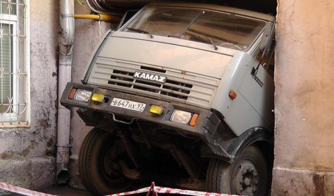Провалившийся грузовичок (4 фотографии)