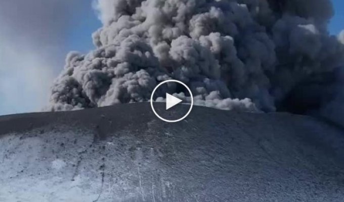 Недалеко от Северо-Курильска вулкан Эбеко выбросил столб пепла на 2,5 километра