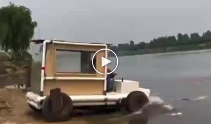 A man assembled an amphibious vehicle from plastic pipes for fishing