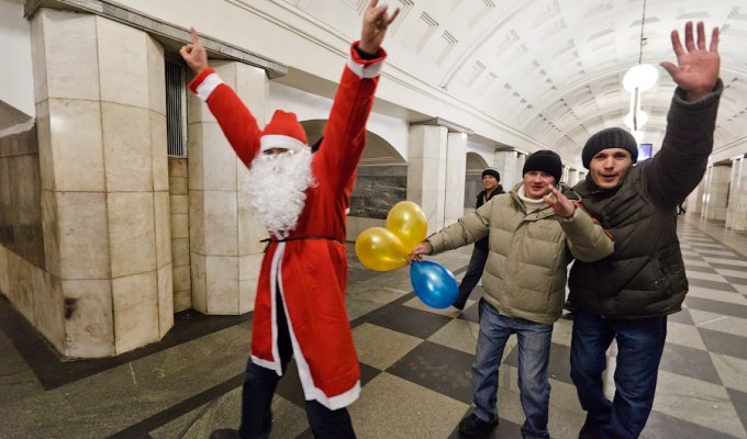 Новый год в метро (35 фото + видео)