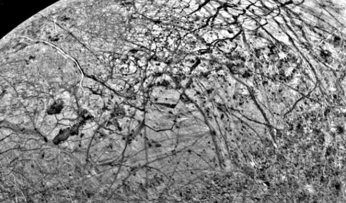 Mysterious Europa Through the Eyes of NASA's Voyager 2 Spacecraft (3 photos)