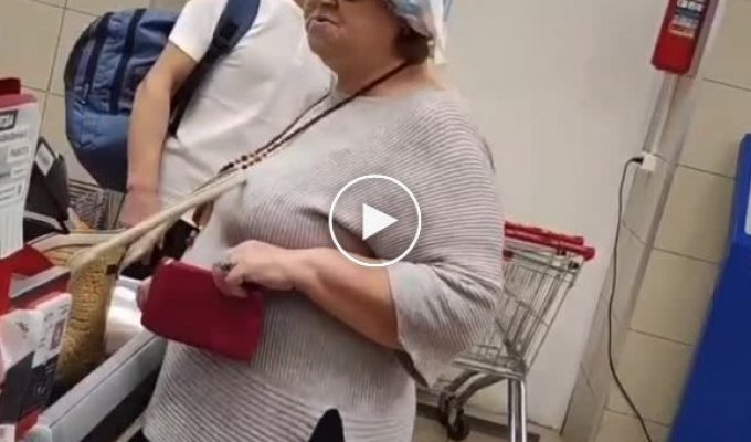 Grandmother with a bag on her head made a scandal in a Novosibirsk store