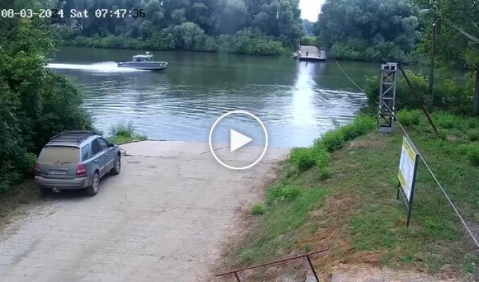 A boat at high speed crashed into a cable and capsized in Hungary