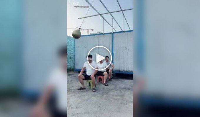 Психотропная игра: кто поймает шар с краской