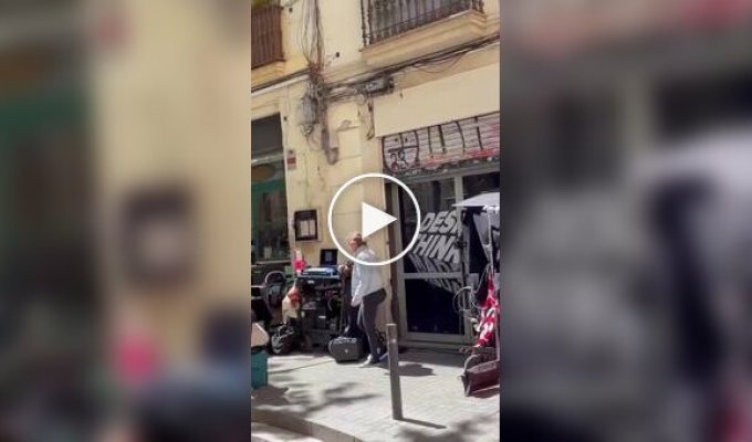 В Барселоне жители начали устанавливать колючую проволоку на балконах