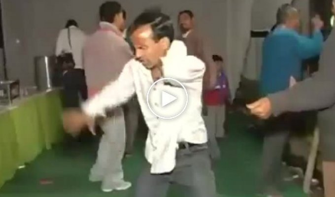 Сумасшедшие индийские танцы под музыку техно