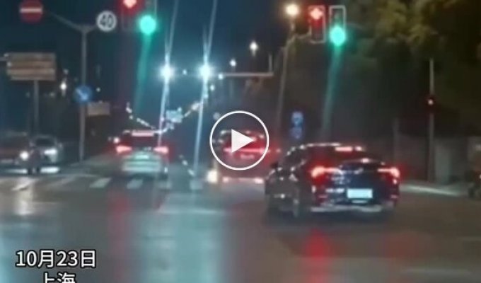 Возгорание электрического минивэна Li Mega в Шанхае: водитель и пассажир успели покинуть салон