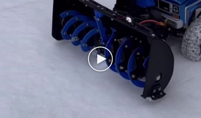 Классная снегоуборочная машинка на пульте управления