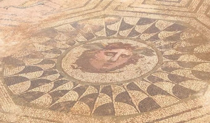 В Испании нашли мозаику римской эпохи с изображением Медузы Горгоны (3 фото)