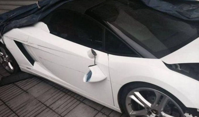 Сотрудник отеля "припарковал" Lamborghini клиента (5 фото + видео)