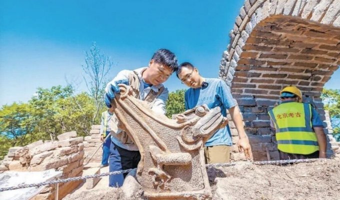 Guardian of the Great Wall of China: scientists have found a sculpture of a dragon from the Ming Dynasty (3 photos)