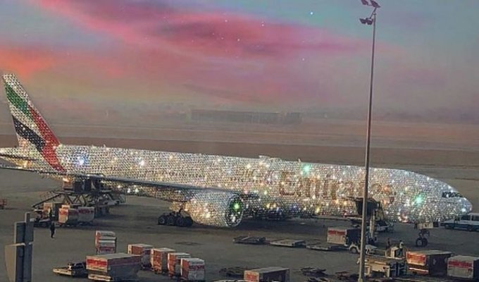 В Дубае украсили авиалайнер тысячами бриллиантов (3 фото)