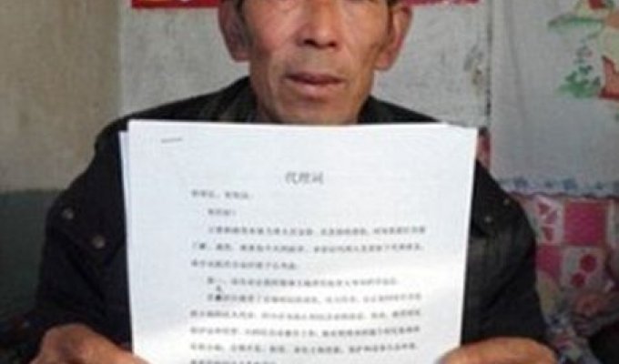 Китайский фермер 16 лет изучал юриспруденцию, чтобы подать иск против химзавода (3 фото)