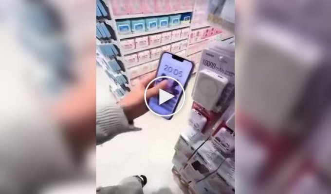 Как простым способом зарядить телефон, если с собой нет повербанка