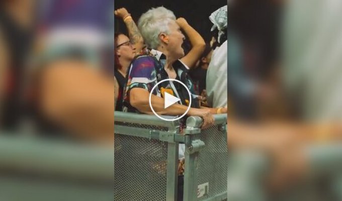 Бабуся відривається на концерті улюбленої групи