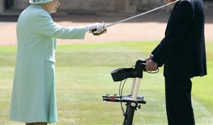 Королева Елизавета II посвятила в рыцари 99-летнего ветерана и фото с церемонии разлетелись на мемы (13 фото)
