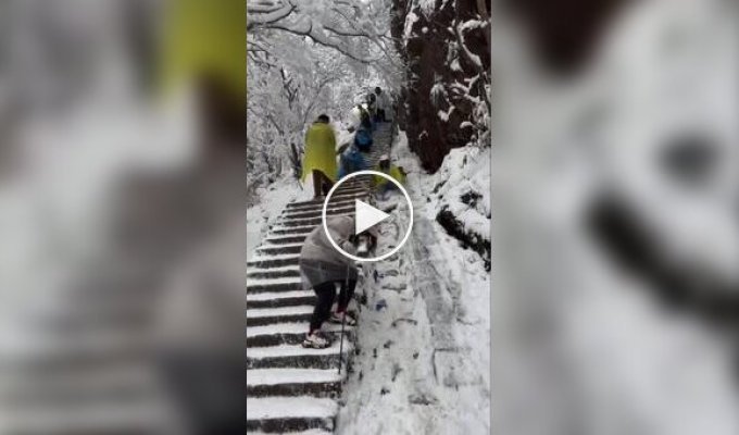 Heavy snowfall in Huangshan: hiking trails become dangerous