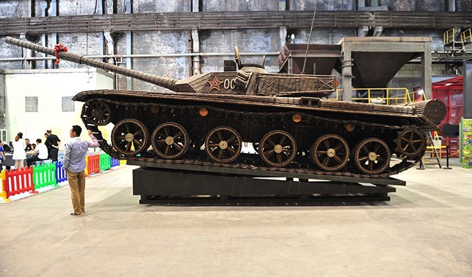 Удивительный танк из стрелянных гильз (11 фото)