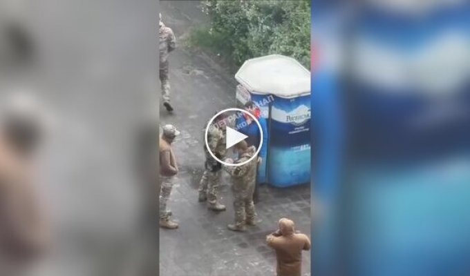 Четверо военнослужащих ТЦК наблюдают, как их коллега проводит меры оповещения в Харькове и избивает мужчину в штатском