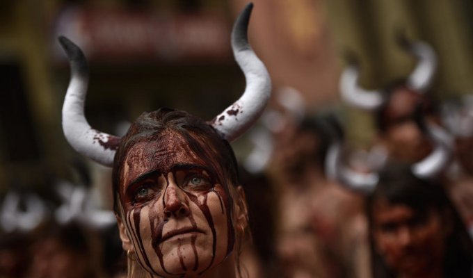 Десятки полуголых девушек устроили протест против испанского забега быков (15 фото)