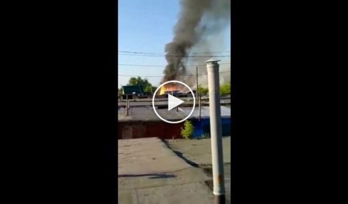 Момент взрыва в жилом доме при пожаре попал на видео (мат)