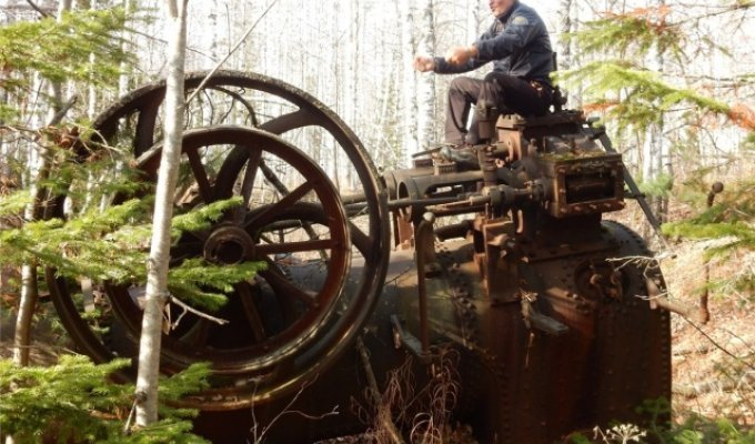 Старинная паровая машина в лесу под Красноярском (6 фото)