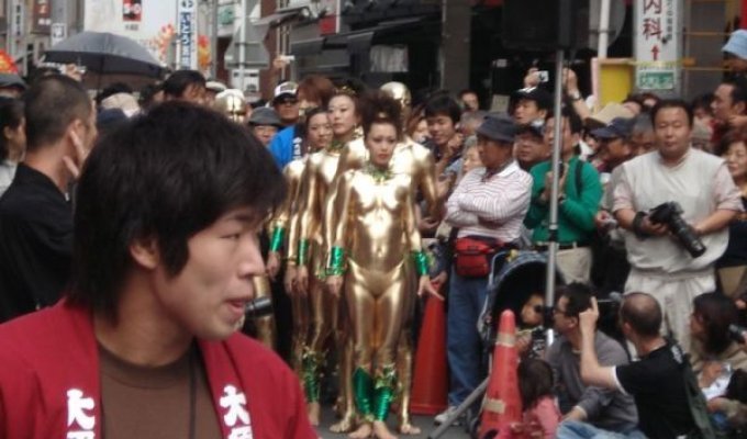 Какое-то странное полуголое уличное шоу в Японии (21 фото)