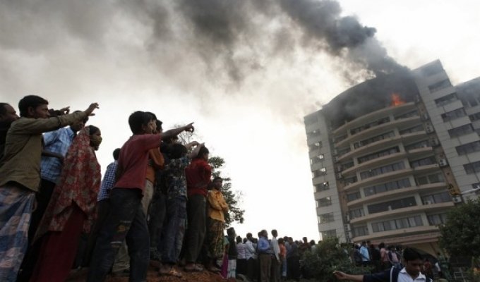 Пожар на швейной фабрике в Бангладеш (6 фото)