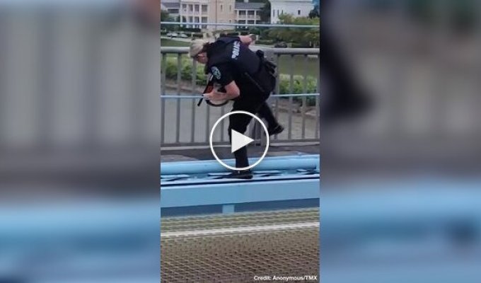 В США полицейский избил активиста, блокировавшего дорогу в знак протеста против миграционной политики