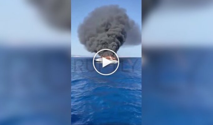 Пожар на люксовой яхте попал на видео