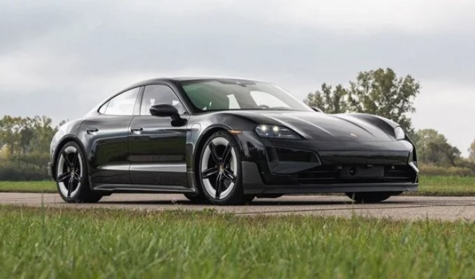 Porsche Taycan Turbo GT can accelerate to 100 km/h in less than 2 seconds (9 photos)