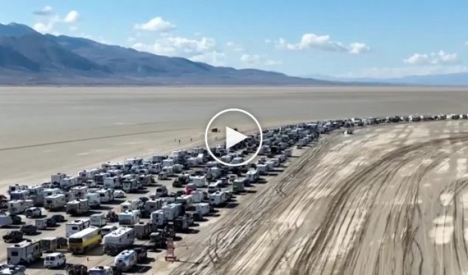 Апокалиптические кадры 60 тысяч человек, которые стоят в пробке на Burning Man