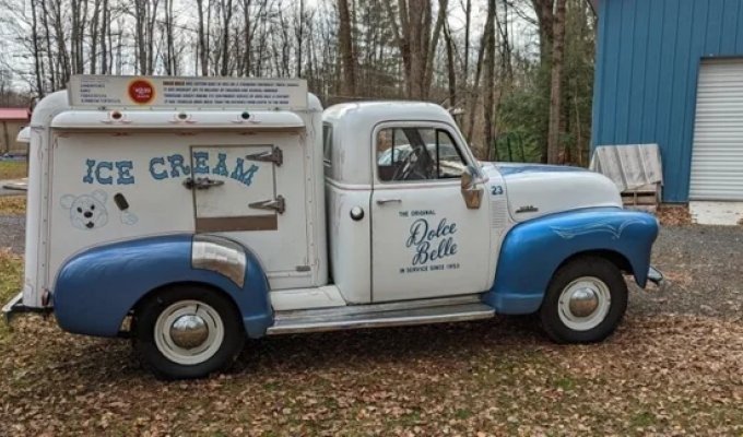 Selling Ice Cream Out of the Same Chevrolet Since 1953 (4 photos)