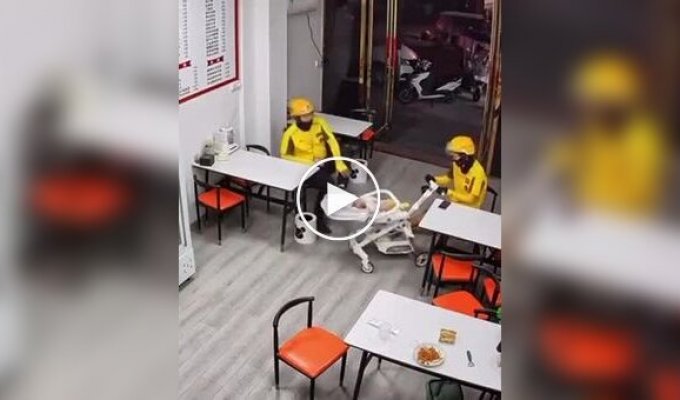 Посетители кафешки нянчатся с ребенком работницы, пока та делает им еду на вынос