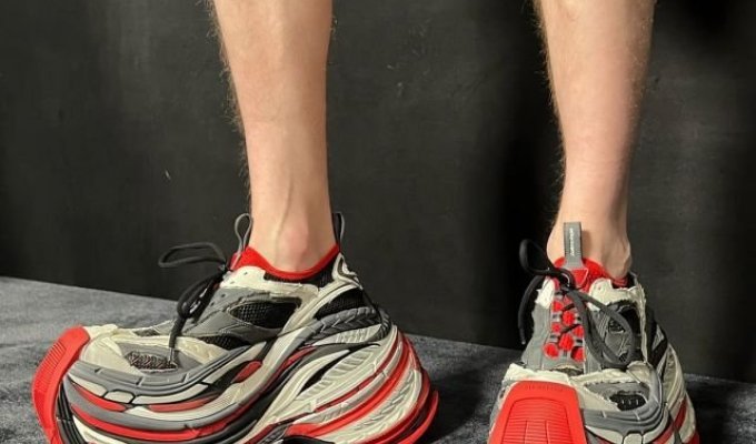 Модные кроссовки от Balenciaga с 16-сантиметровой подошвой (5 фото + видео)