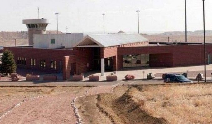 Мексиканскому наркобарону Хоакину Гусману по кличке Коротышка подготовили одиночную камеру в тюрьме Колорадо (12 фото)