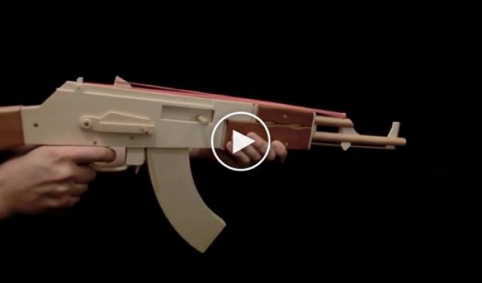 AK-47 своими руками из дерева, который еще даже умеет стрелять