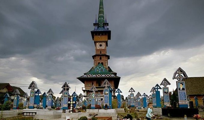 Любопытные снимки кладбища, которое находится в Румынии (10 фото)