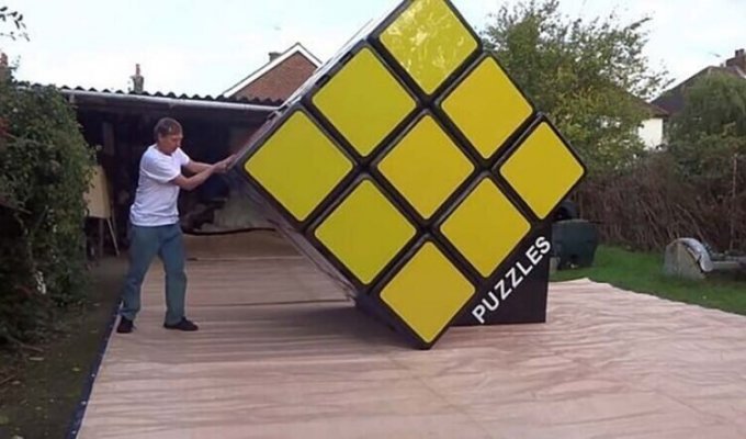 Мужчина создал самый большой в мире кубик Рубика (6 фото + 1 видео)