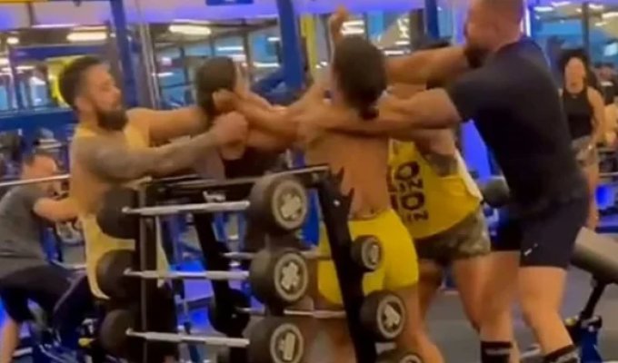 Women fought over a machine in a gym (4 photos + 1 video)