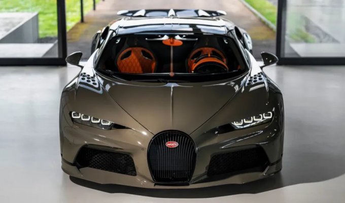 Bugatti showed one of the latest Chiron hypercars (4 photos)