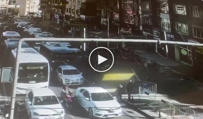 Момент обрушения семиэтажного дома в Турции попал на видео