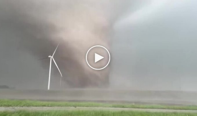 Tornado destroys wind turbines in Iowa