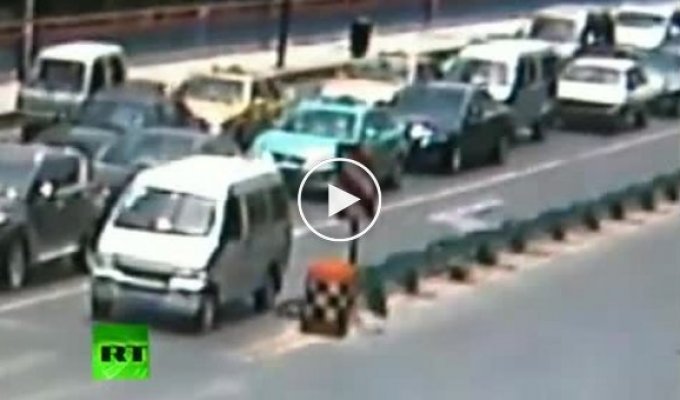 Китайский разделительный отбойник на дороге